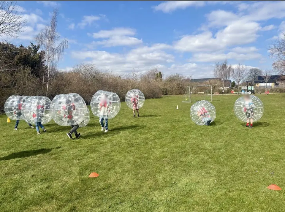 Bumperballs i olika storlekar under en aktivitet på en gräsplan